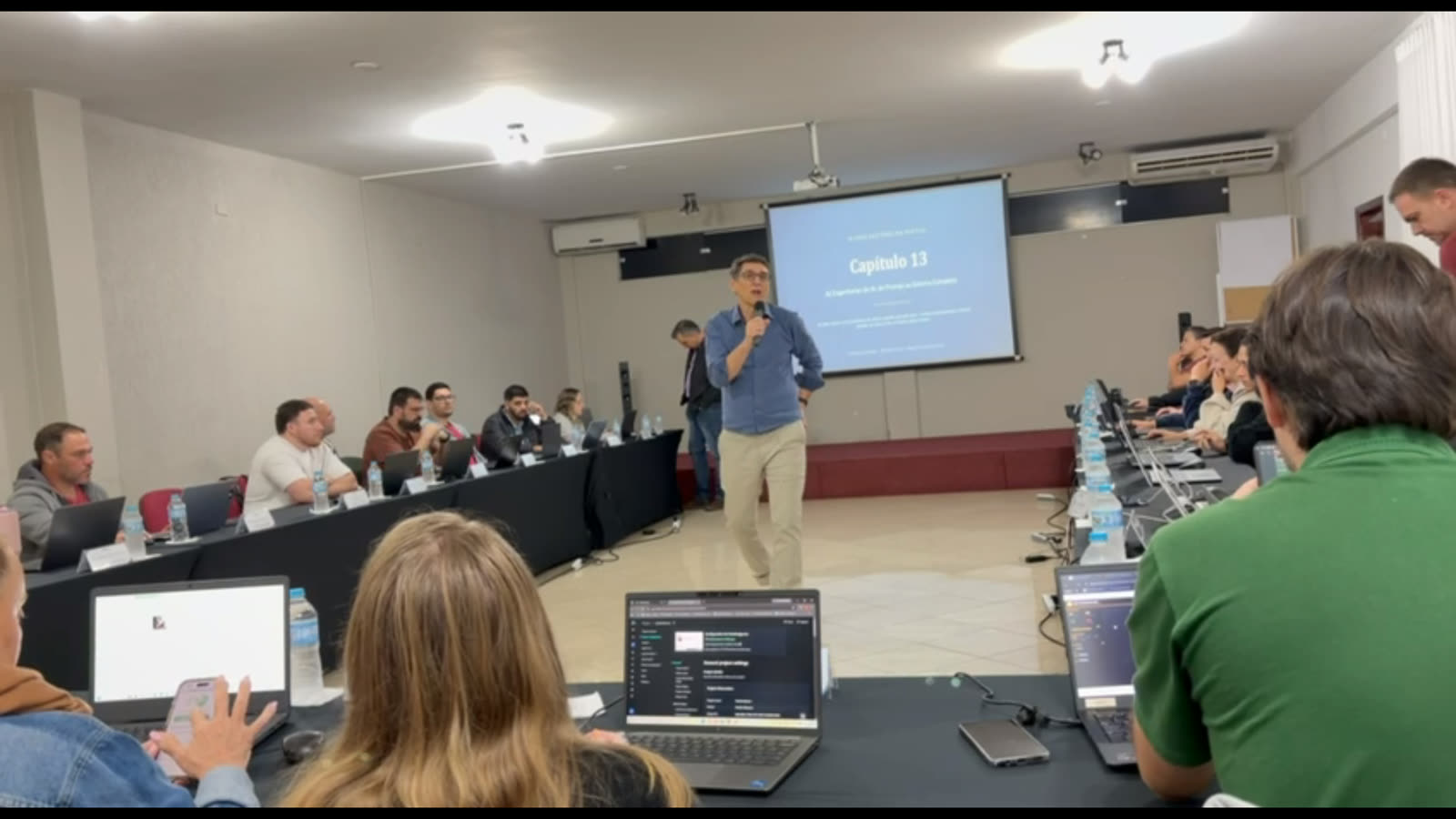 Eduardo Carvalho apresentando para uma turma em treinamento de IA