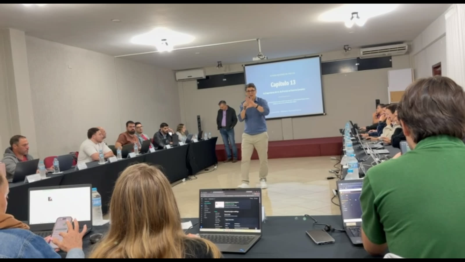 Eduardo Carvalho conduzindo uma dinâmica durante a palestra